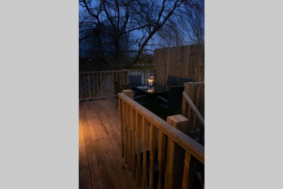 The Treehouse, Old Leake - for rent with lake view and terrace