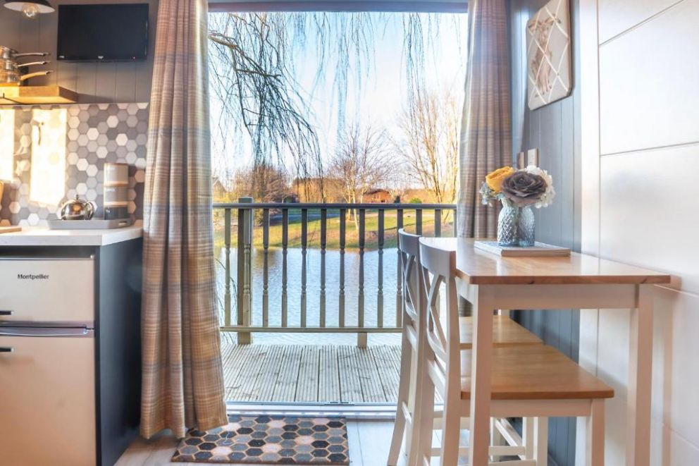 The Treehouse, Old Leake - for rent with lake view and terrace