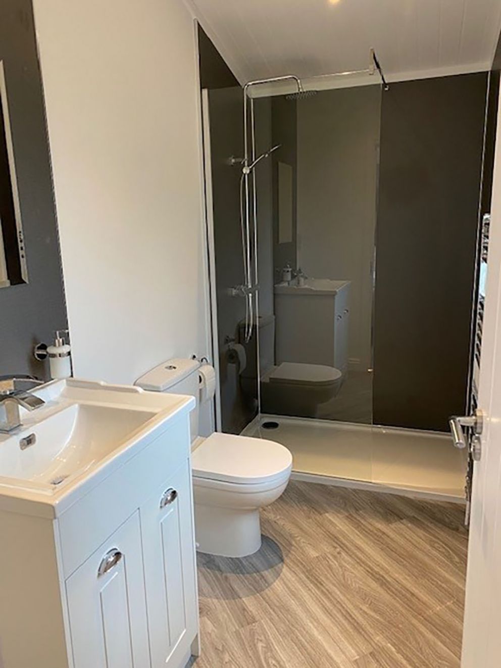 Wine Down Retreat ensuite shower at Docker Holiday Park