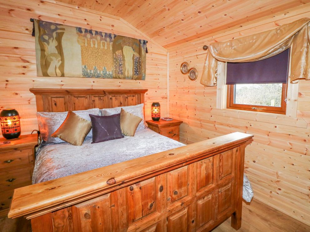 Alken Cabin in Bushmills - 2 bedroom log cabin, sleeping up to 5 people