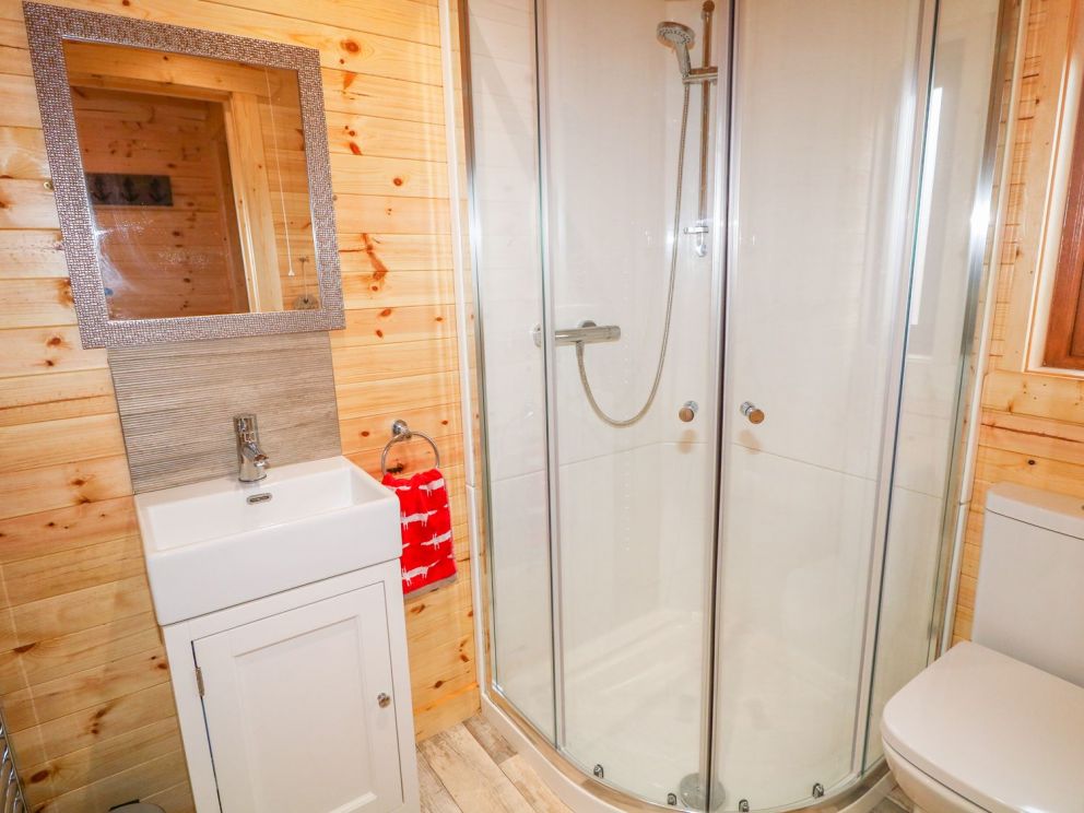 Alken Cabin in Bushmills - 2 bedroom log cabin, sleeping up to 5 people