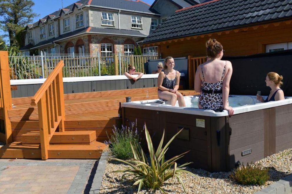 Dulrush Fishing Lodge and Guest House, Belleek, County Fermanagh - 17 bedroom guest house, with hot tubs, exercise pool, saunas, steam room and boat hire