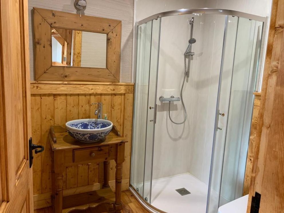 Dulrush Fishing Lodge and Guest House, Belleek, County Fermanagh - 17 bedroom guest house, with hot tubs, exercise pool, saunas, steam room and boat hire