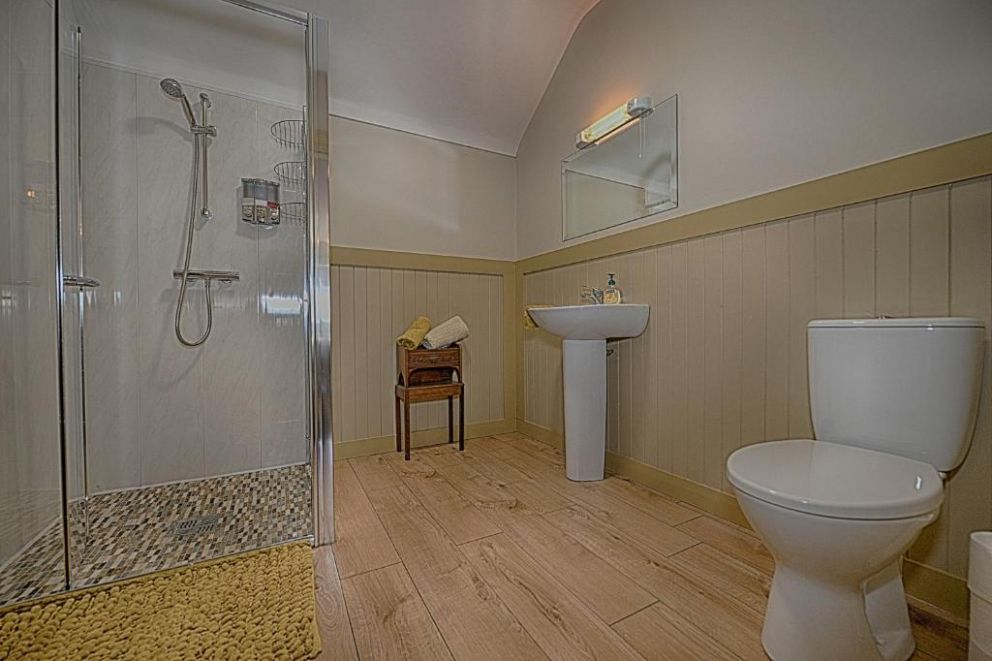 Dulrush Fishing Lodge and Guest House, Belleek, County Fermanagh - 17 bedroom guest house, with hot tubs, exercise pool, saunas, steam room and boat hire