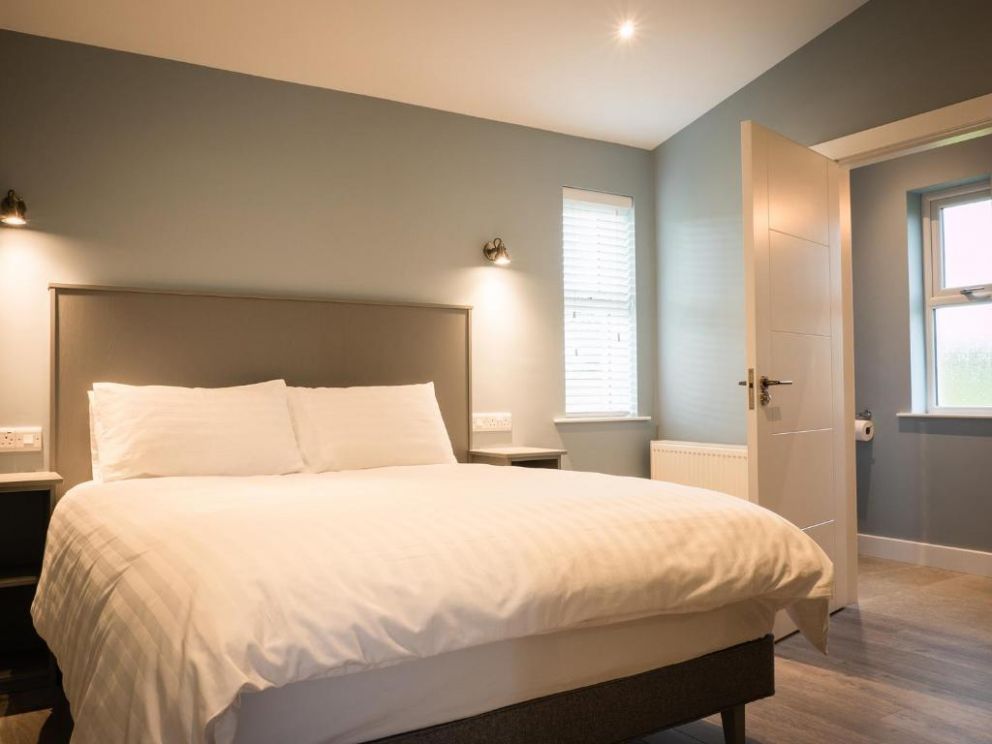 Executive Lakeside Lodge at Mullans Bay, Kesh, Co Fermanagh - with sea views, wheelchair accessible, with tennis court and children's play area