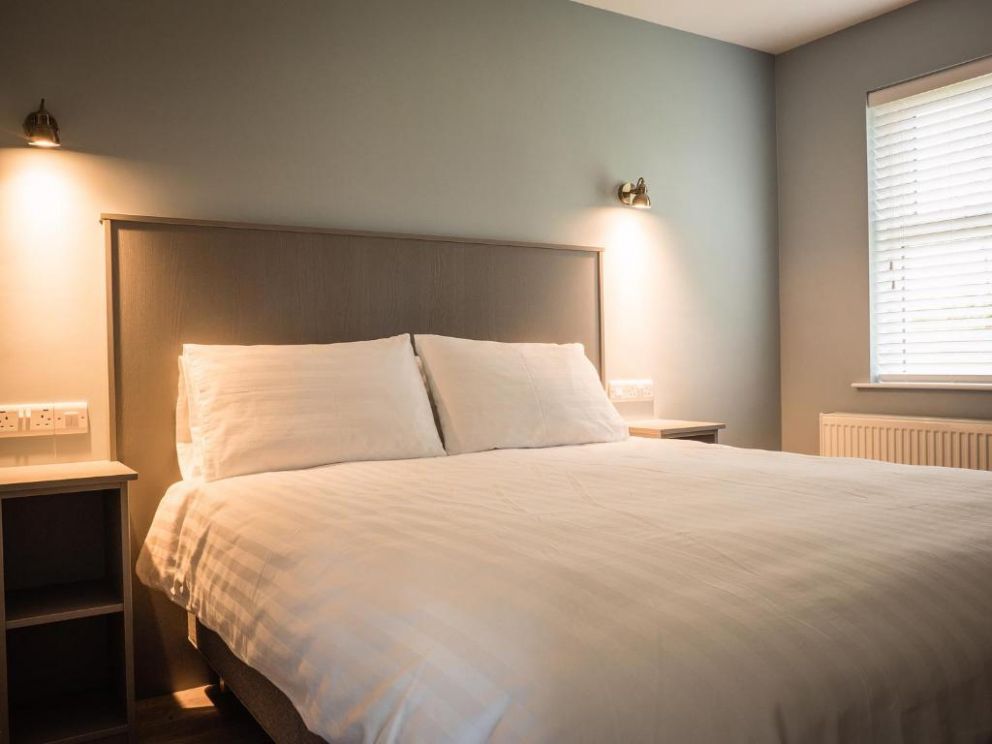 Platinum Lakeside Lodge at Mullans Bay - to rent with hot tub and lake view