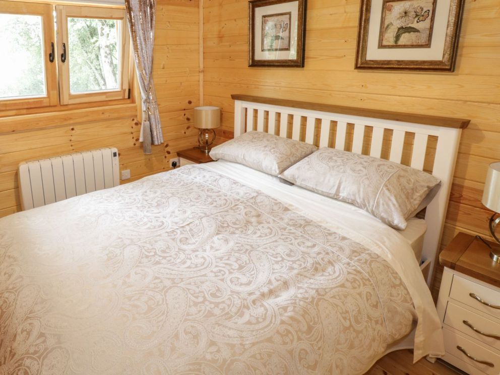 Port Heron Lodge in Ballykeeran - for rent with fishing lake