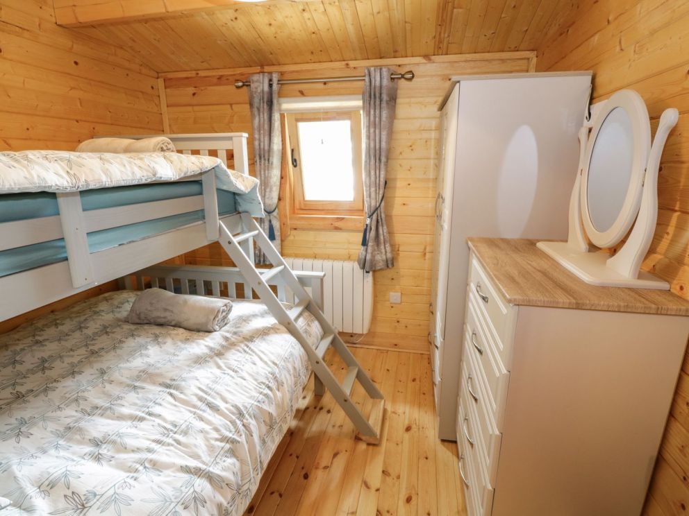 Port Heron Lodge in Ballykeeran - for rent with fishing lake