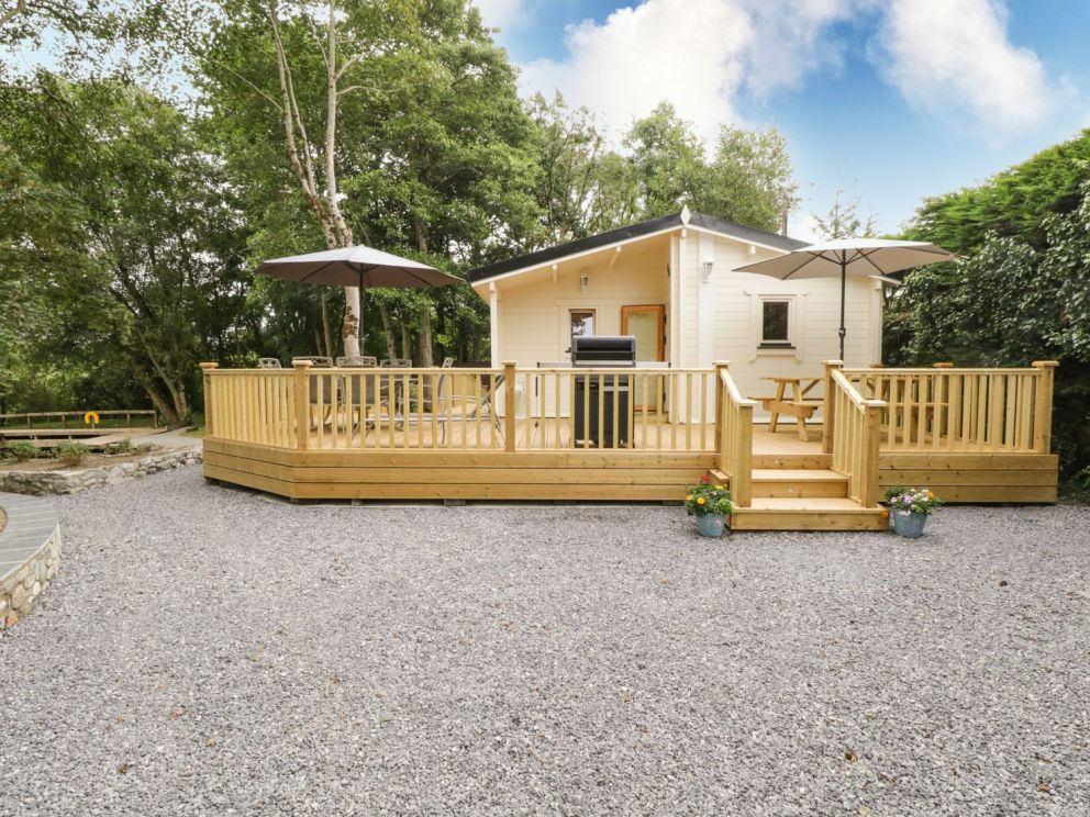 Port Heron Lodge in Ballykeeran - for rent with fishing lake