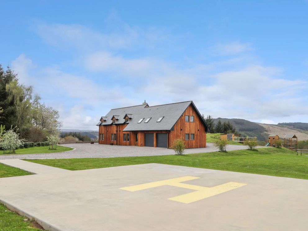 Ben Luna Lodge near Loch Ness