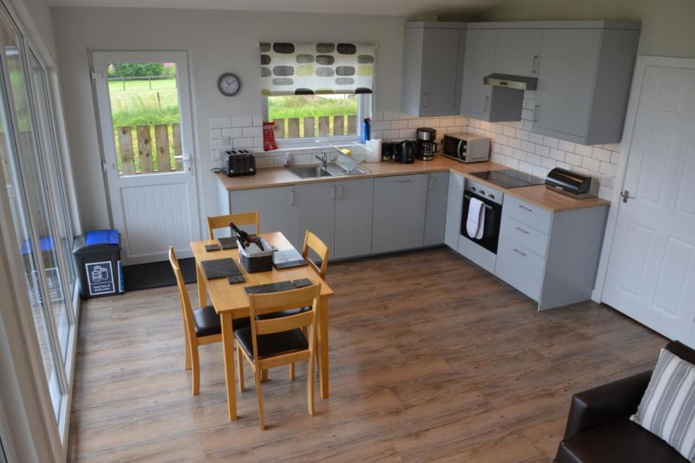 Glencoe View Lodge, Sealladh a Sguir, Old Town - lodge for rent in Glencoe, Scotland close to a stoney beach with views across the mountains