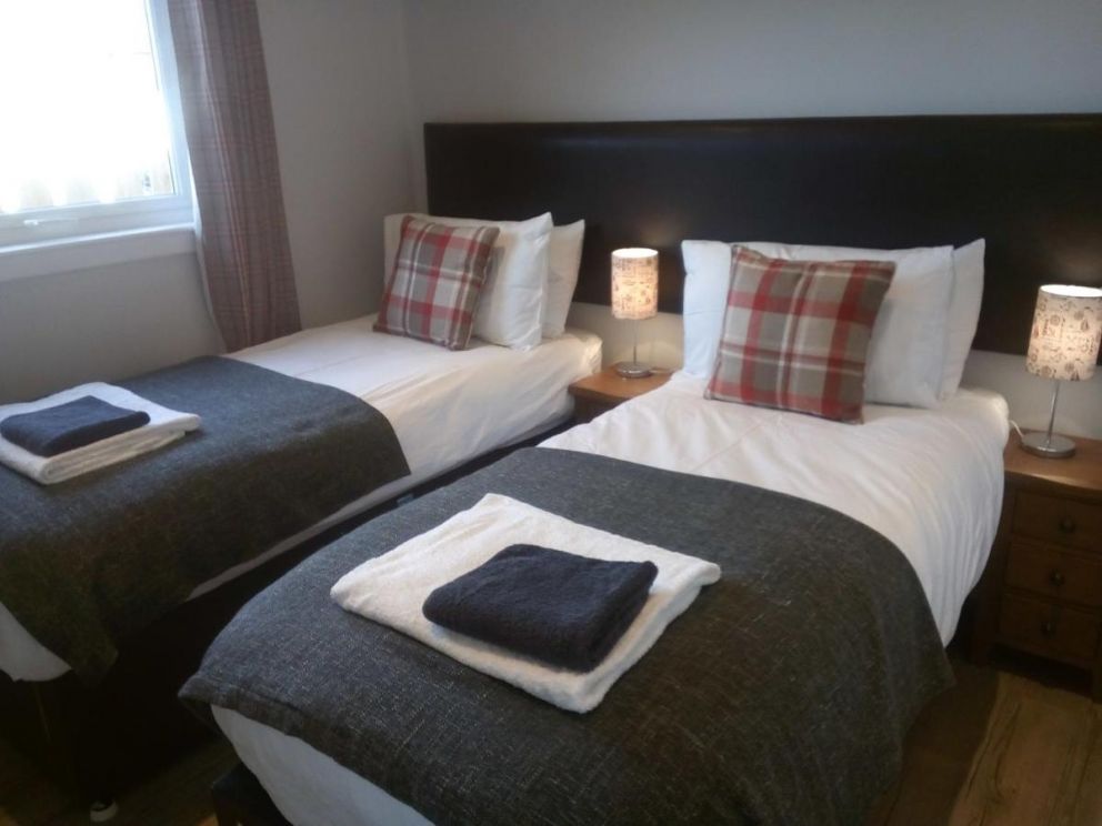 Glencoe View Lodge, Sealladh a Sguir, Old Town - lodge for rent in Glencoe, Scotland close to a stoney beach with views across the mountains