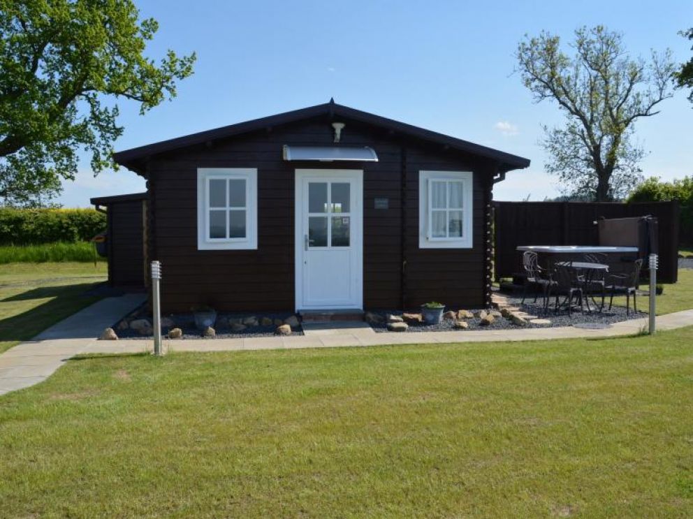 Green Pastures Hot Tub Lodge in Kelso - pet friendly lodges for rent with hot tub