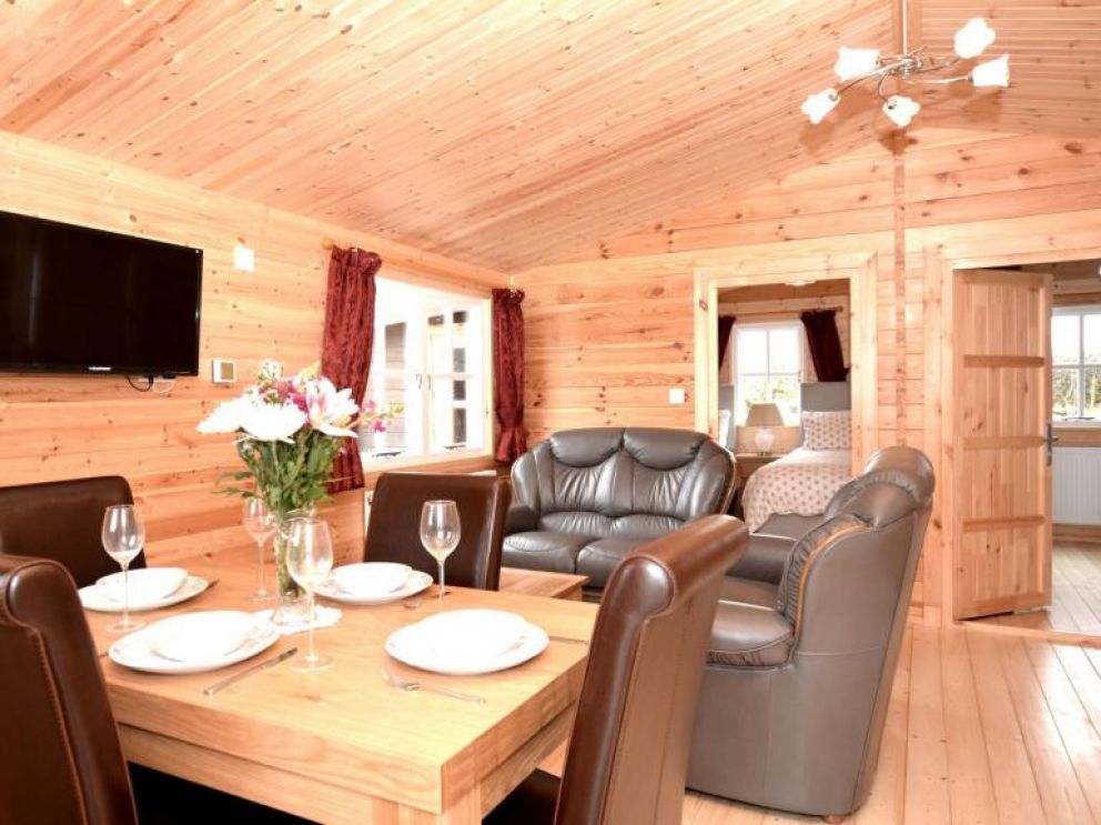 Green Pastures Hot Tub Lodge in Kelso - pet friendly lodges for rent with hot tub