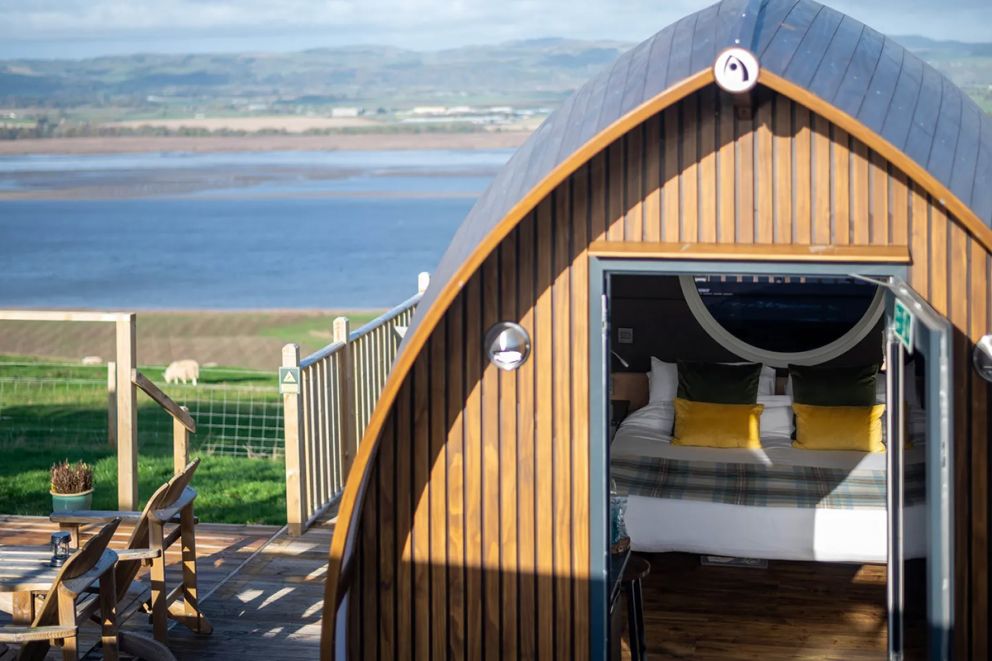 Hillside hot tub cabin with River Tay views