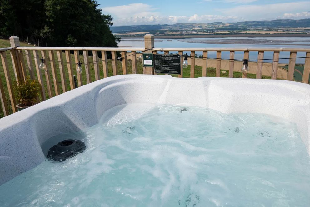 Hillside hot tub cabin with River Tay views
