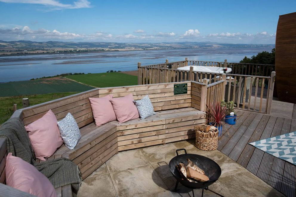 Hillside hot tub cabin with River Tay views