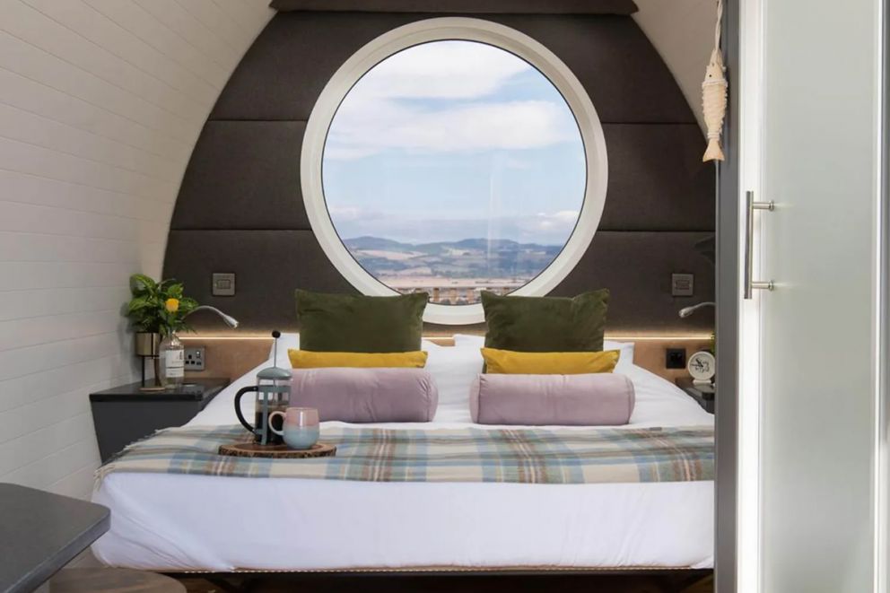 Hillside hot tub cabin with River Tay views
