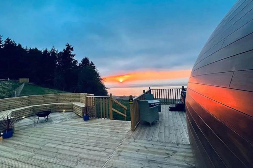 Hillside hot tub cabin with River Tay views