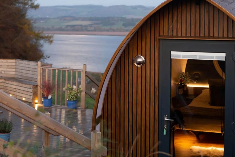 Hillside hot tub cabin with River Tay views