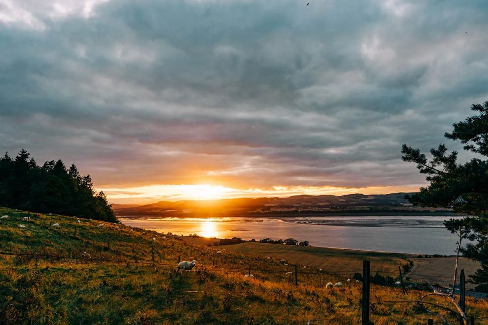 Hillside hot tub cabin with River Tay views