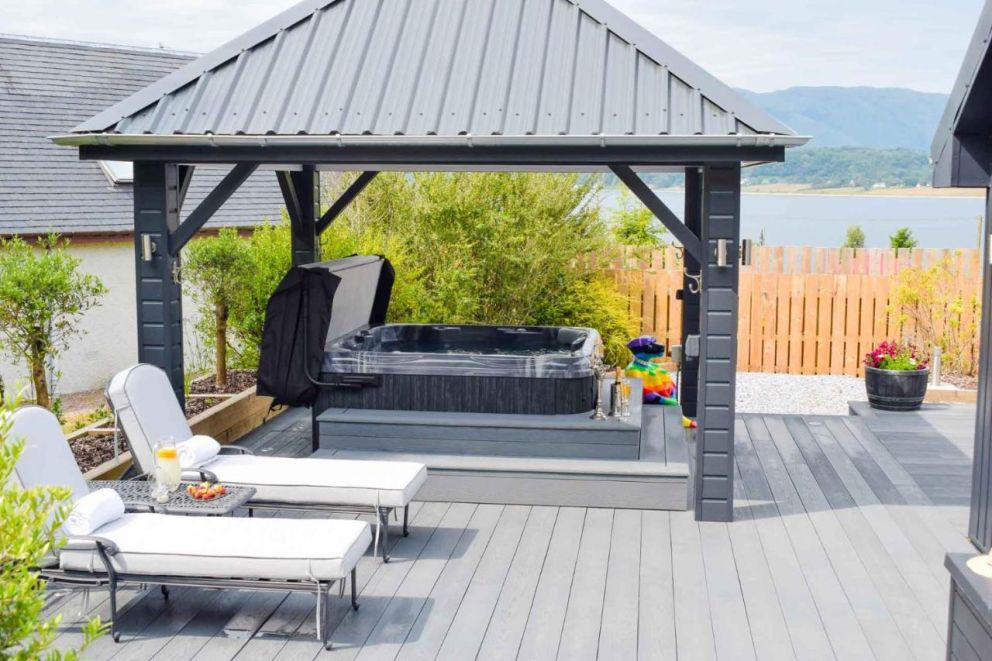 Little Fox Lodge Hideaway, Ballachulish, Glencoe - adult only, lodge for rent with hot tub, overlooking Loch Linnhe in Scotland