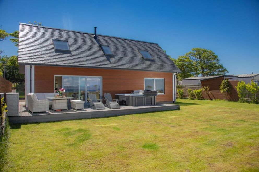 Luxury hot tub lodge by the sea in Scotland