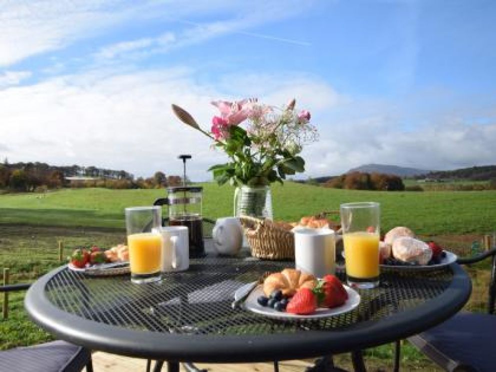 Luxury Glamping in Biggar - glamping lodge for rent with hot tub, cosy romantic holidays in Scotland