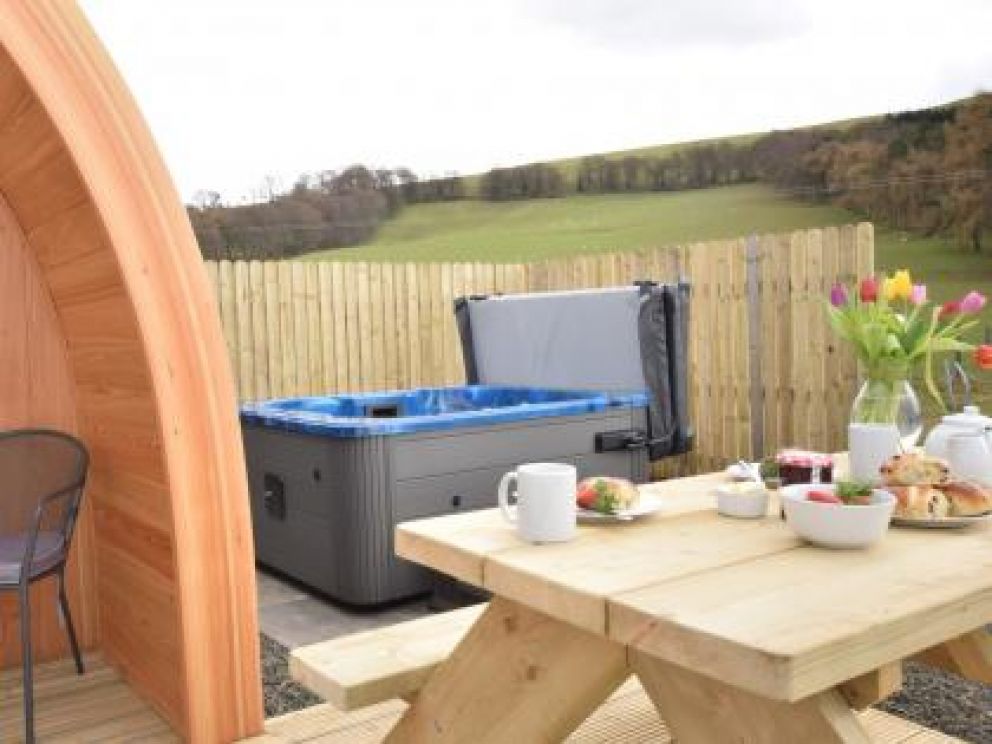 Luxury Glamping in Biggar - glamping lodge for rent with hot tub, cosy romantic holidays in Scotland