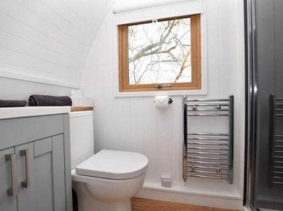 Luxury Glamping in Biggar - glamping lodge for rent with hot tub, cosy romantic holidays in Scotland