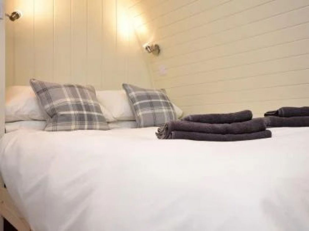 Luxury Glamping in Biggar - glamping lodge for rent with hot tub, cosy romantic holidays in Scotland