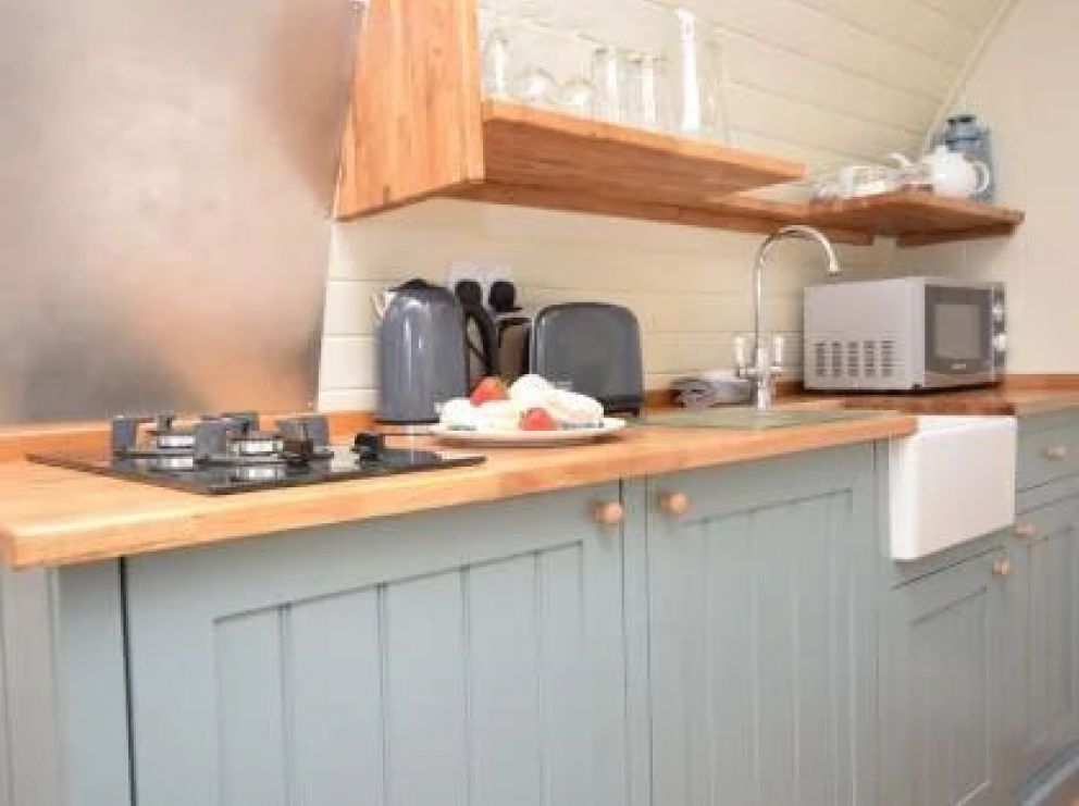 Luxury Glamping in Biggar - glamping lodge for rent with hot tub, cosy romantic holidays in Scotland