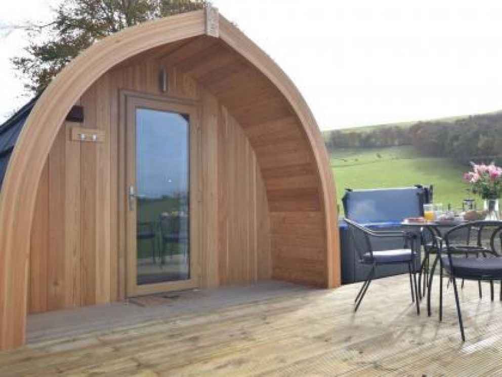 Luxury Glamping in Biggar - glamping lodge for rent with hot tub, cosy romantic holidays in Scotland