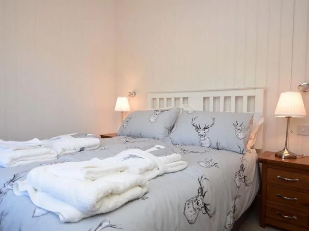 Luxury Lodge, Isle of Skye - for rent with spectacular valley and mountain views