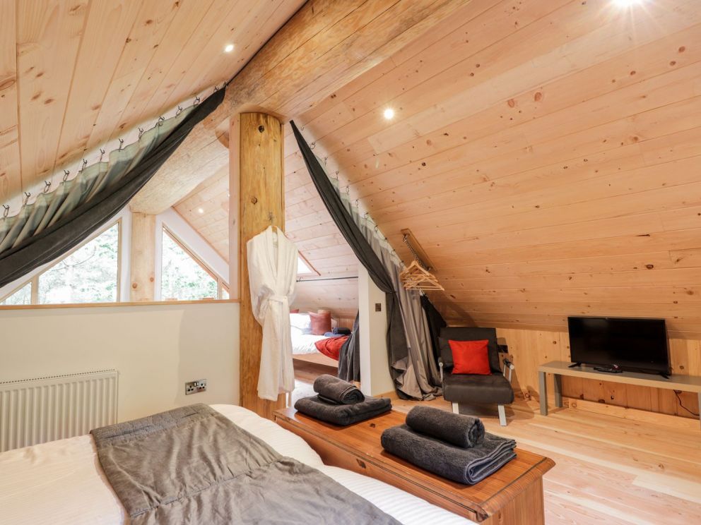 Pine Marten Lodge, Highlands - woodland retreat with hot tub