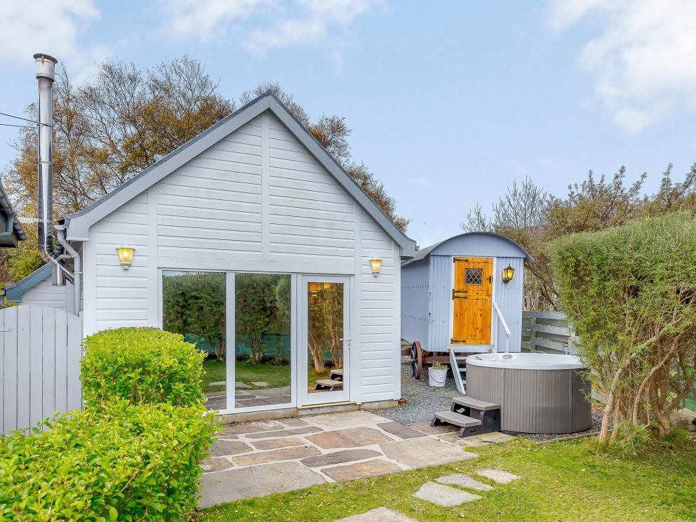 Quirky Hot Tub Retreat in Poolewe - for rent with hot tub overlooking Loch Ewe