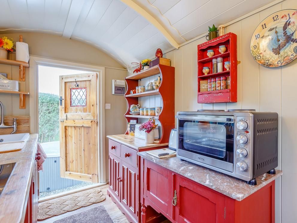 Quirky Hot Tub Retreat in Poolewe - for rent with hot tub overlooking Loch Ewe