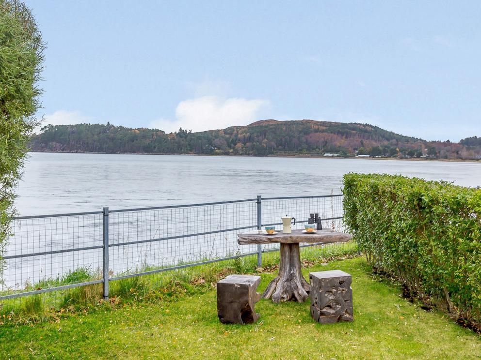 Quirky Hot Tub Retreat in Poolewe - for rent with hot tub overlooking Loch Ewe