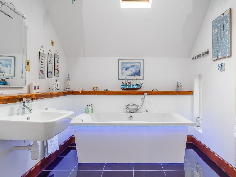 Quirky Hot Tub Retreat in Poolewe - for rent with hot tub overlooking Loch Ewe