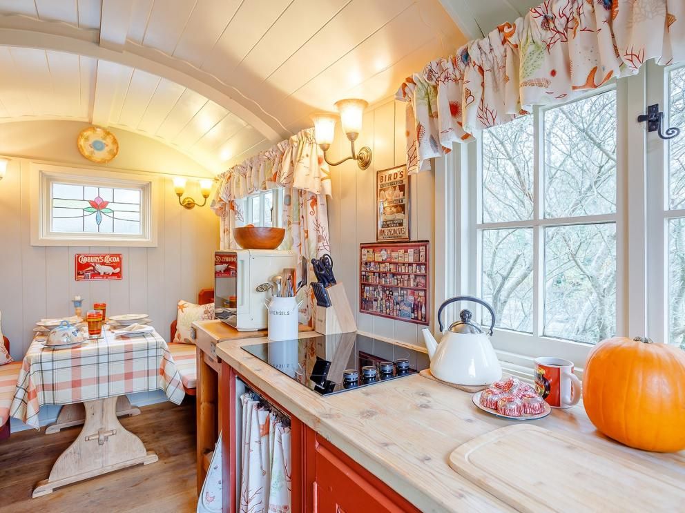 Quirky Hot Tub Retreat in Poolewe - for rent with hot tub overlooking Loch Ewe