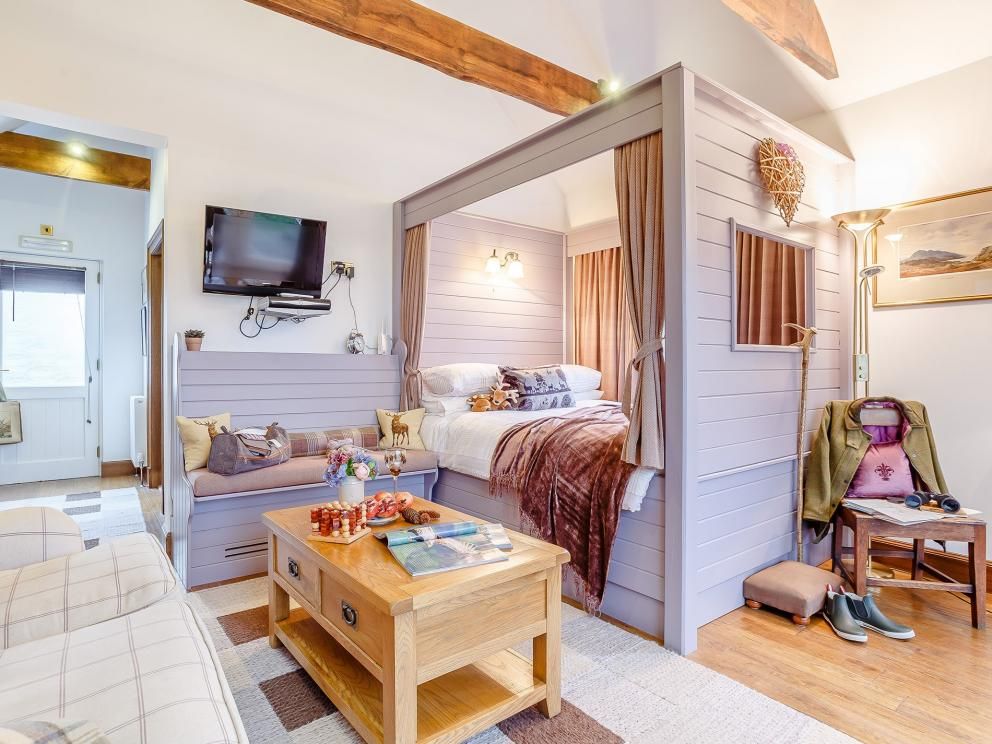 Quirky Hot Tub Retreat in Poolewe - for rent with hot tub overlooking Loch Ewe