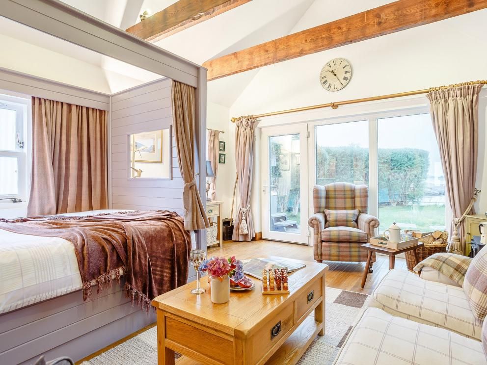 Quirky Hot Tub Retreat in Poolewe - for rent with hot tub overlooking Loch Ewe