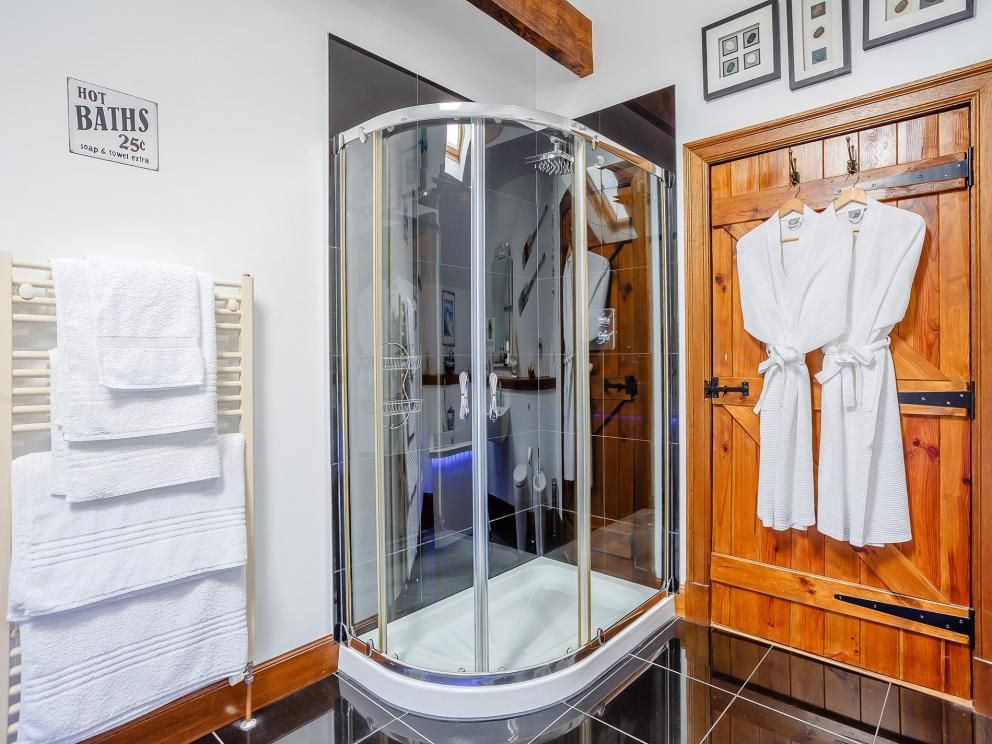 Quirky Hot Tub Retreat in Poolewe - for rent with hot tub overlooking Loch Ewe