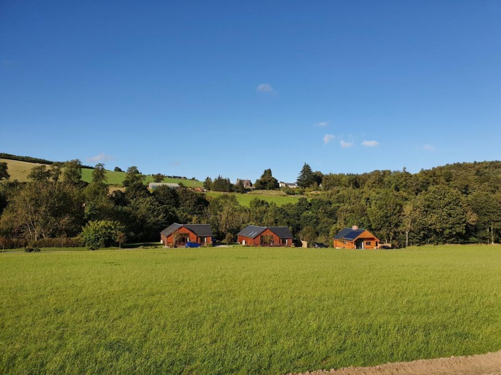 Rowan Lodge Perthshire, Abernyte - pet friendly, holiday lodge with hot tub, barbeque and pizza oven