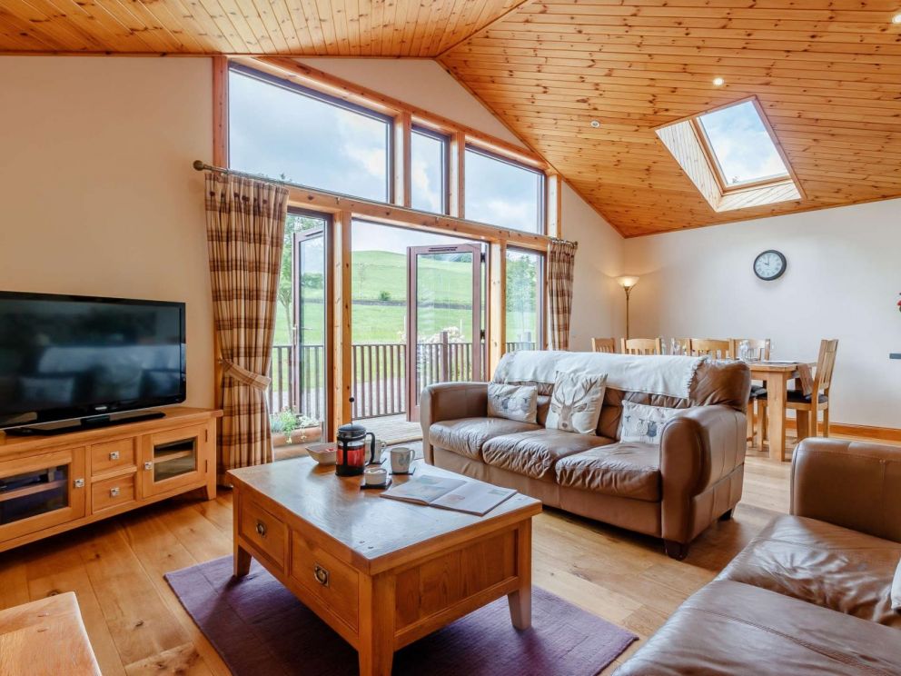 Rowan Lodge Perthshire, Abernyte - pet friendly, holiday lodge with hot tub, barbeque and pizza oven