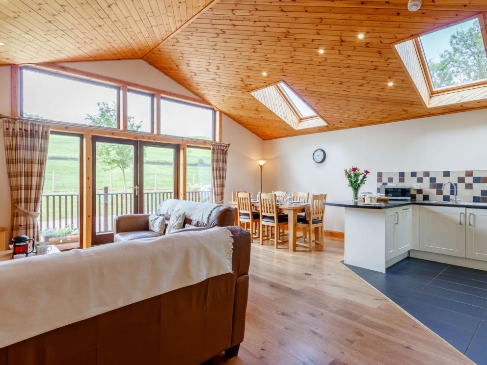 Rowan Lodge Perthshire, Abernyte - pet friendly, holiday lodge with hot tub, barbeque and pizza oven