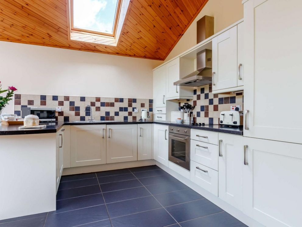 Rowan Lodge Perthshire, Abernyte - pet friendly, holiday lodge with hot tub, barbeque and pizza oven