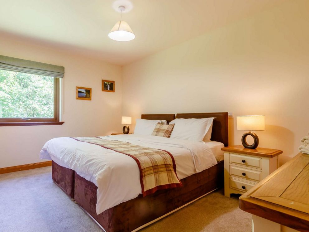 Rowan Lodge Perthshire, Abernyte - pet friendly, holiday lodge with hot tub, barbeque and pizza oven