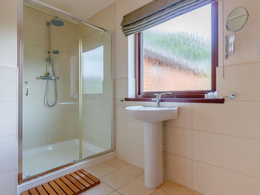 Rowan Lodge Perthshire, Abernyte - pet friendly, holiday lodge with hot tub, barbeque and pizza oven