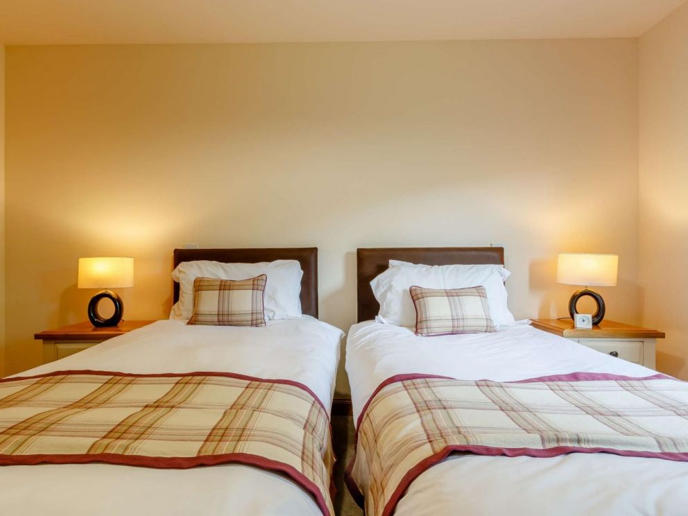 Rowan Lodge Perthshire, Abernyte - pet friendly, holiday lodge with hot tub, barbeque and pizza oven